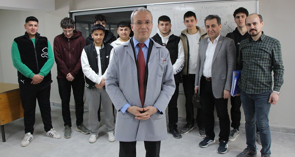 45 Yaşında Polislikten Ayrılıp Öğretmen Oldu, Emekliliğini 20 Yıl Uzattı