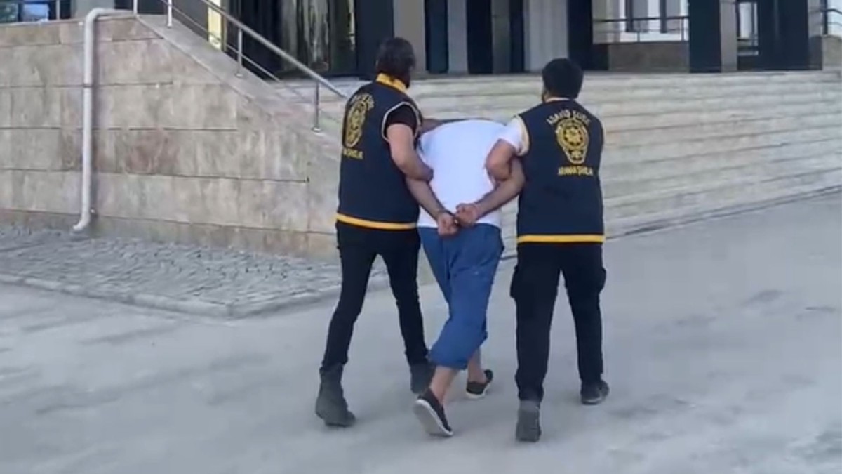 16 yıl 11 ay 15 gün hapis cezası ile aranan şahıs balkondan kaçmaya çalışırken yakalandı  - Videolu Haber