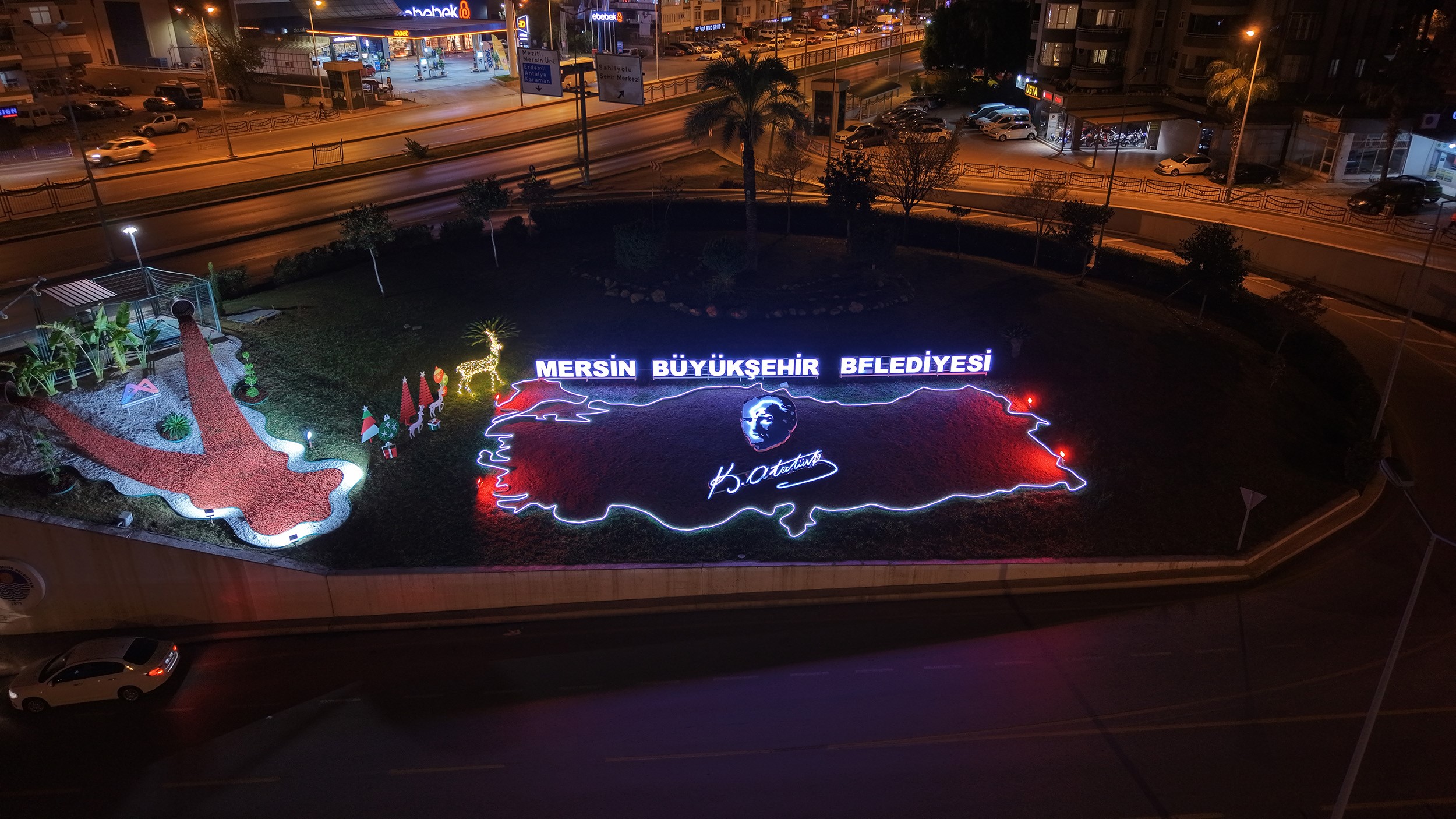 Geri dönüşümle hazırlanan yeni yıl süslemeleri Mersin’i renklendirdi
