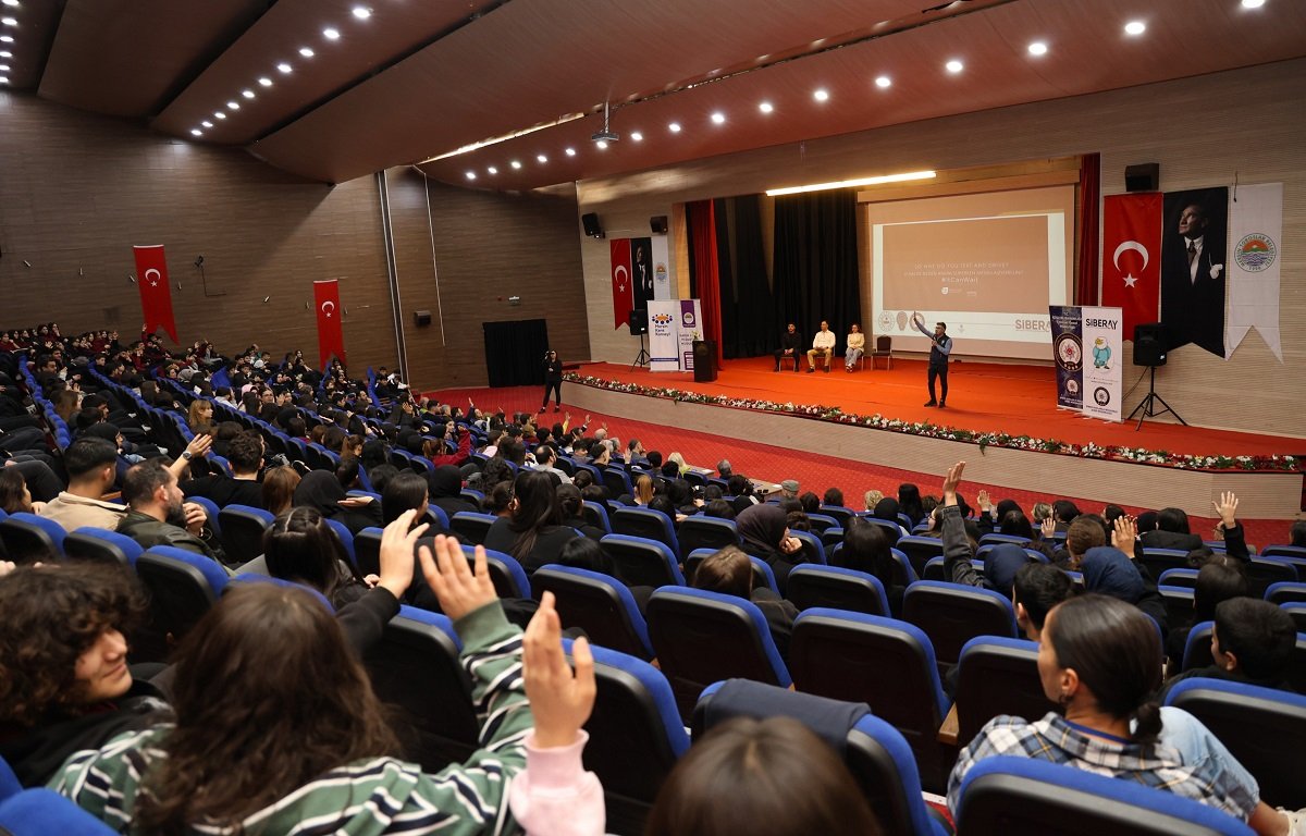 Toroslar’da Öğrencilere Siber Suçlar ve Dijital Tehlikeler Anlatıldı