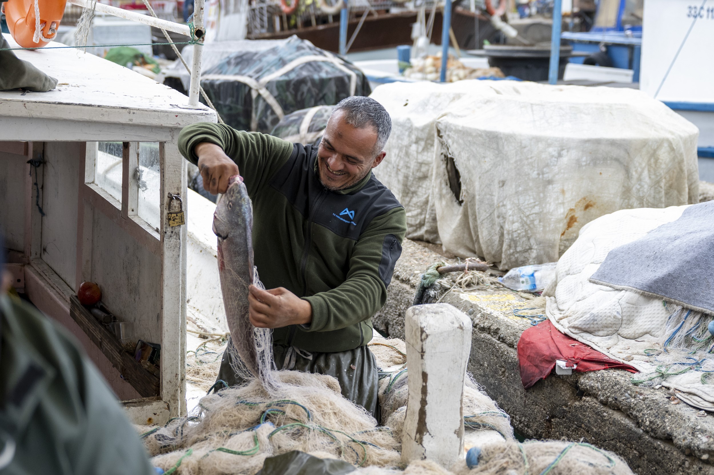 Mersin’de balıkçılara ekipman desteği sürüyor