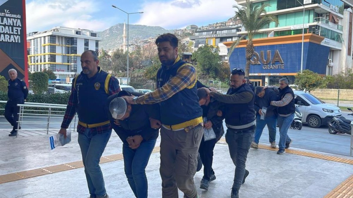 Alanya’da Bıçaklı ve Zincirli Kavgada 3 Kişi Tutuklandı