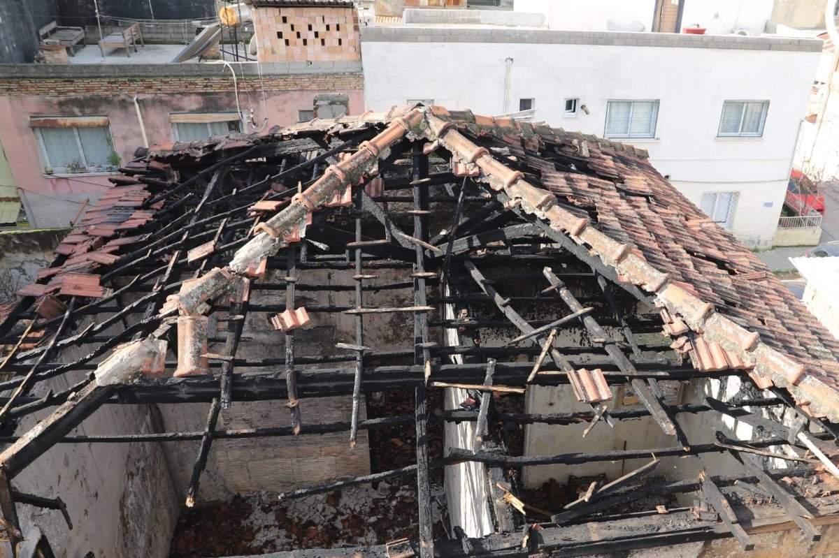 Tarihi Mersin Evinin Çatısı Temizlendi