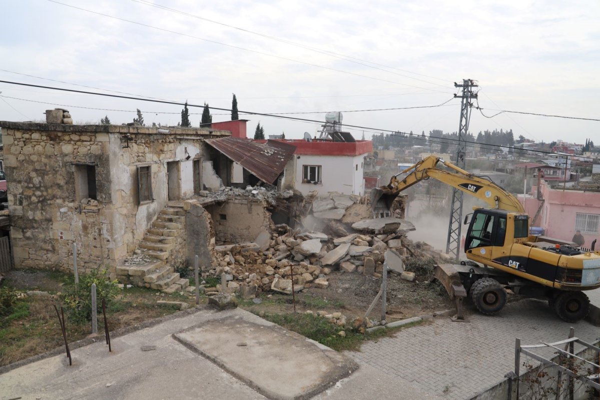 Metruk Bina Kontrollü Şekilde Yıkıldı