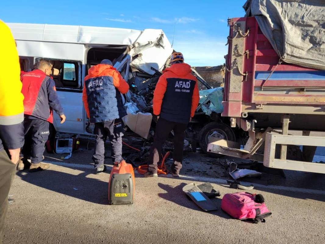 Servis Kazası: 1 Ölü, 7 Yaralı