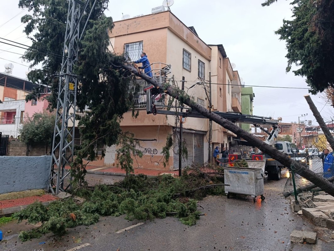 Akdeniz’de Sağanak Mesaisi Gece Boyu Sürdü