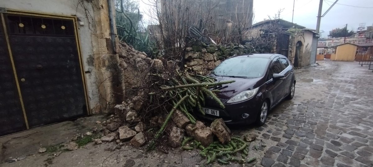 Duvar Çöktü, Araç Zarar Gördü