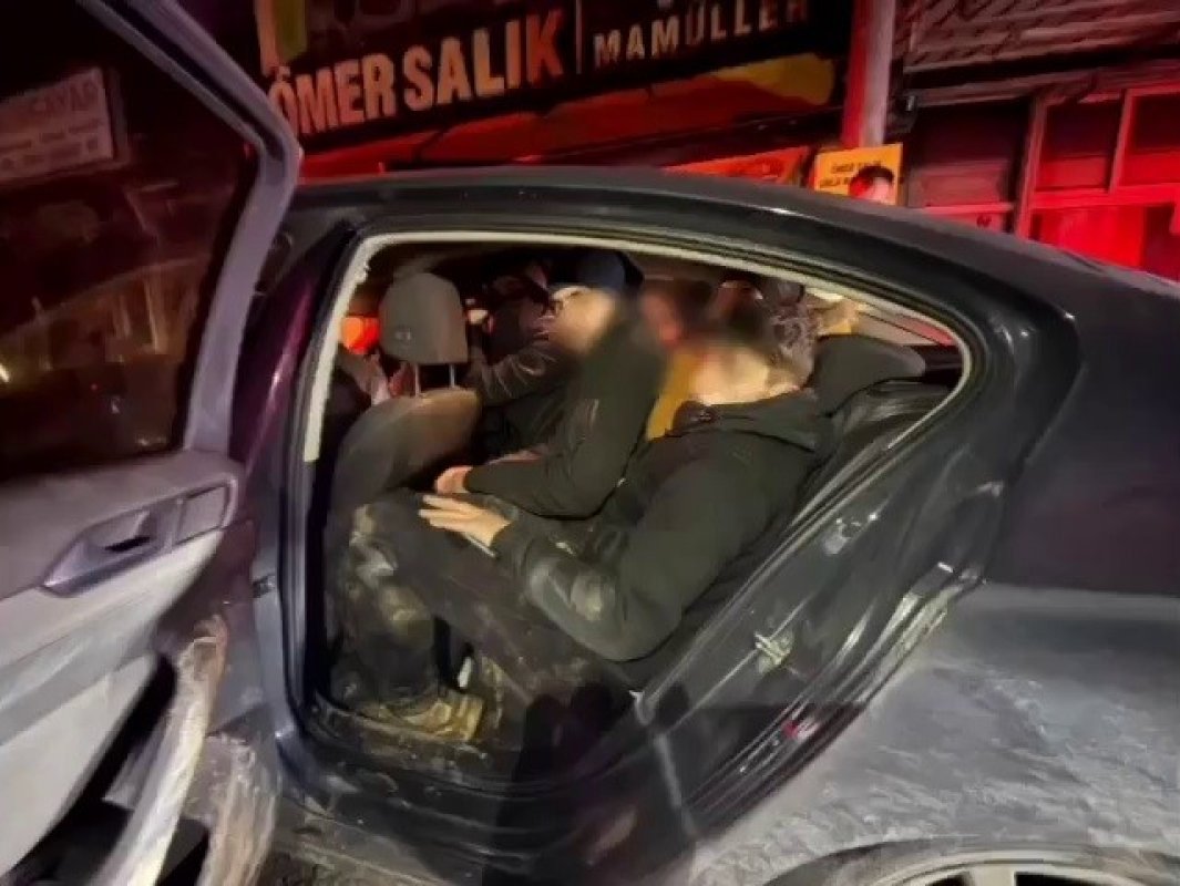 Araçtan 10 Kaçak Göçmen Çıktı