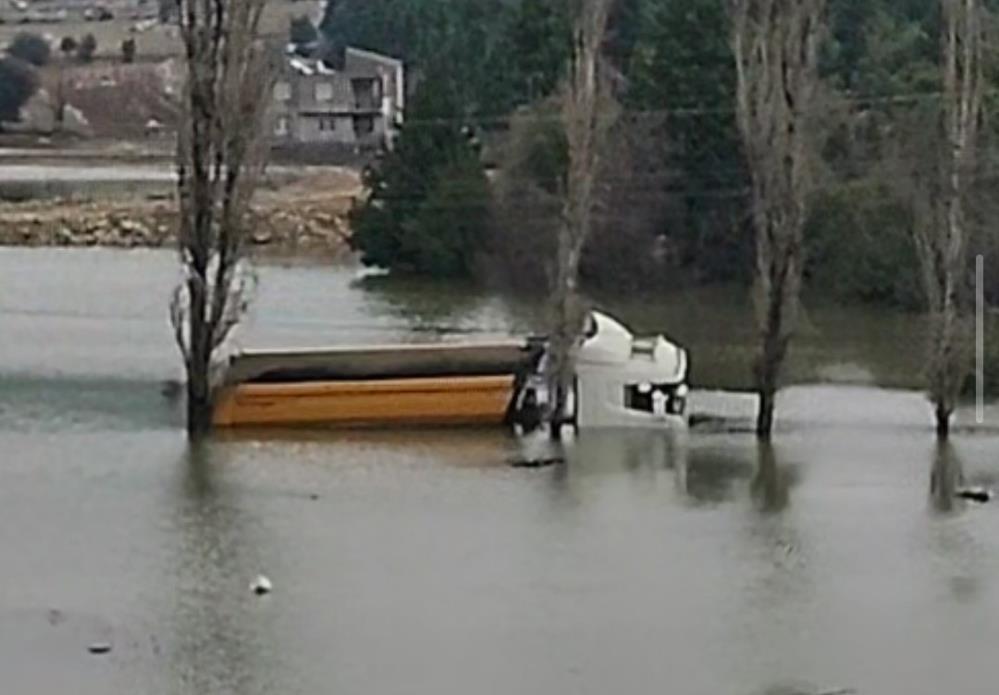 Köyü Sel Bastı, Ulaşım Durdu