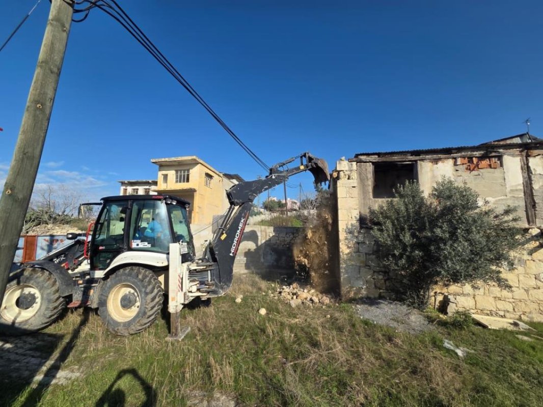 Mersin’de Çökme Riski Taşıyan Bina Yıkıldı