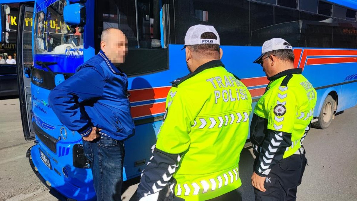 Trafik Cezası Alan Sürücü Polise Saldırdı, Kameraya Vurdu