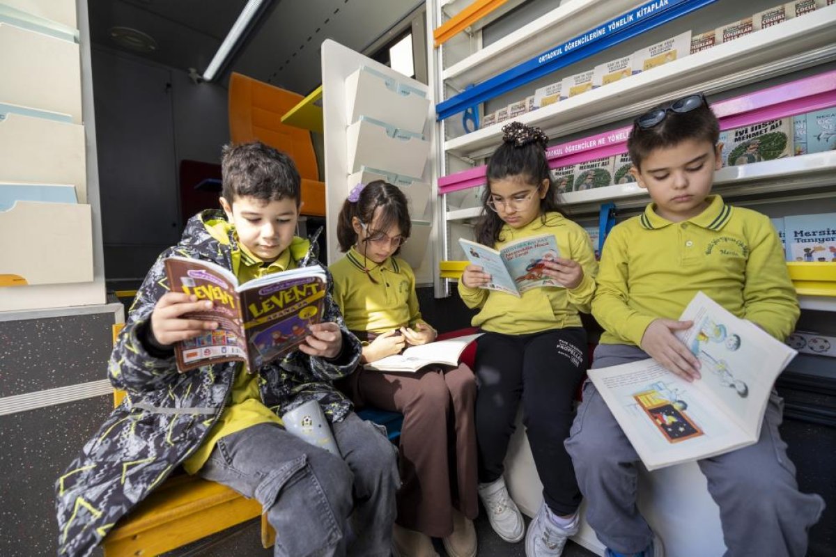 Mersin Büyükşehir’den Miniklere Tiyatro ve Gezici Kütüphane Keyfi