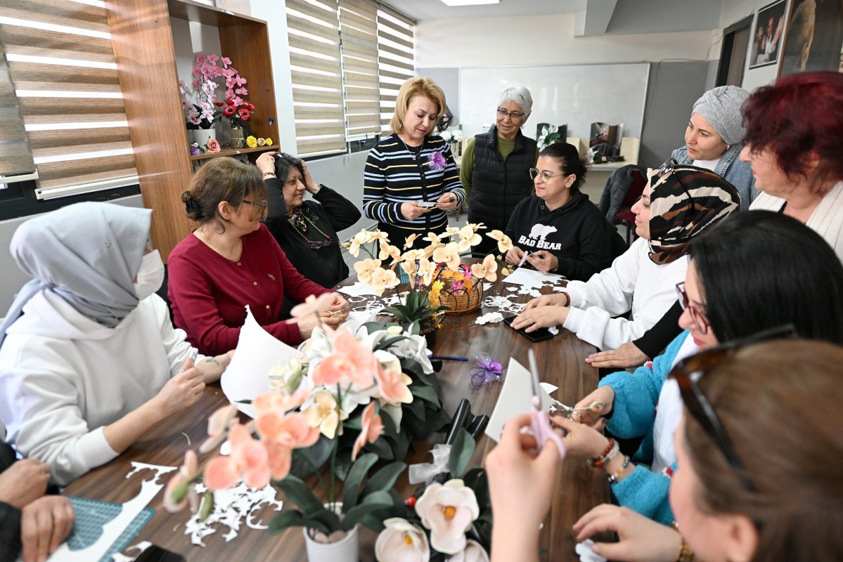 Mersin’de Yapay Çiçek Kursu Kadınlara Gelir Sağlıyor