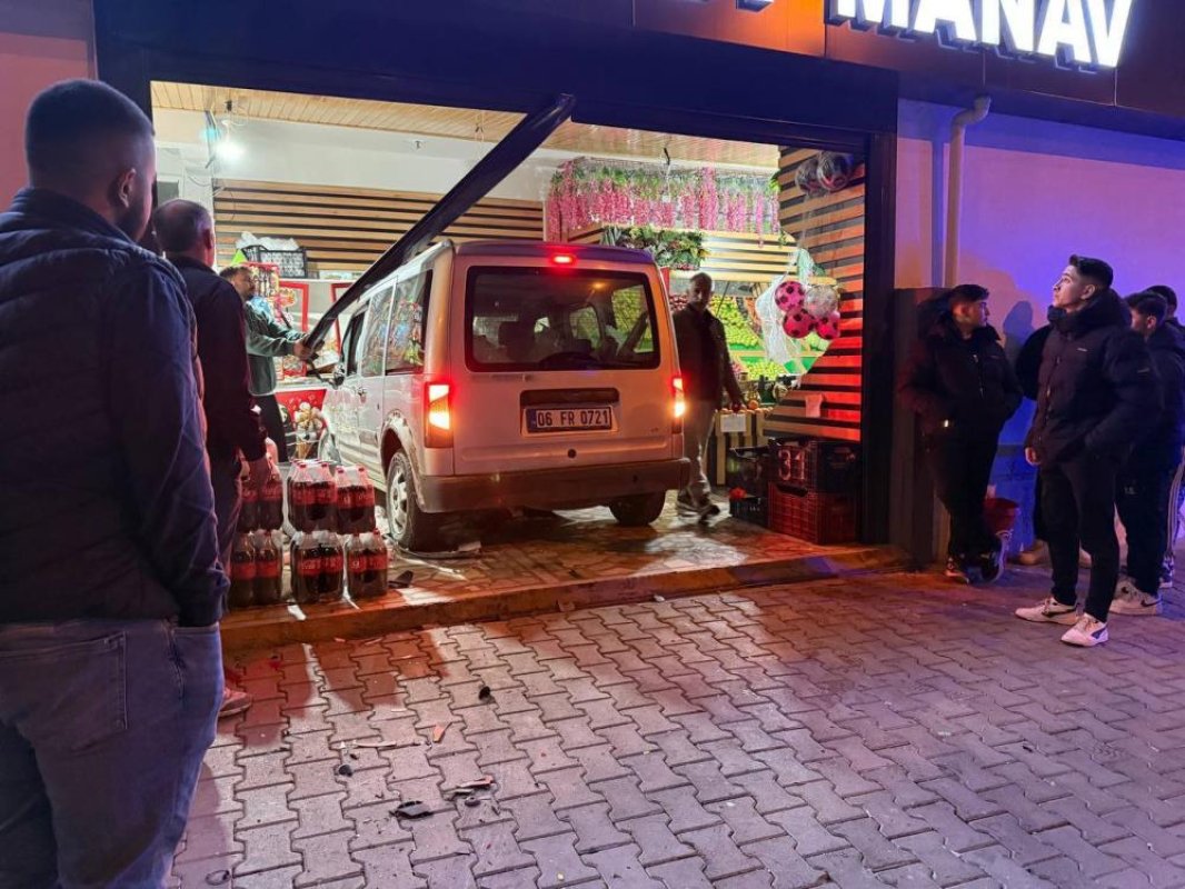Antalya’da Kaza Yapan Ehliyetsiz Sürücü Markete Girdi