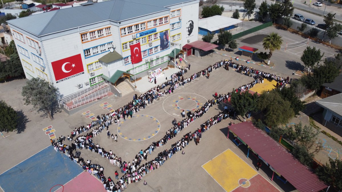 Adana’da Öğrenciler Okul Bahçesinde Bayramlaştı