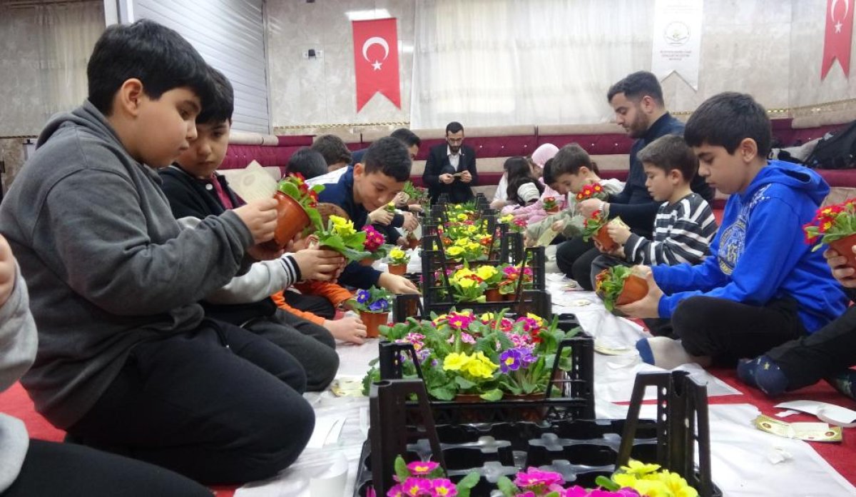 Mersin’de Çocuklarla Hazırlanan Çiçeklerle Camiye Davet