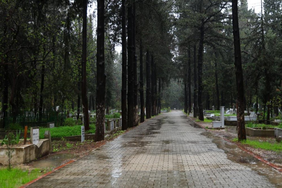 Adana’da Şiddetli Yağış Arife Günü Mezarlıkları Boş Bıraktı