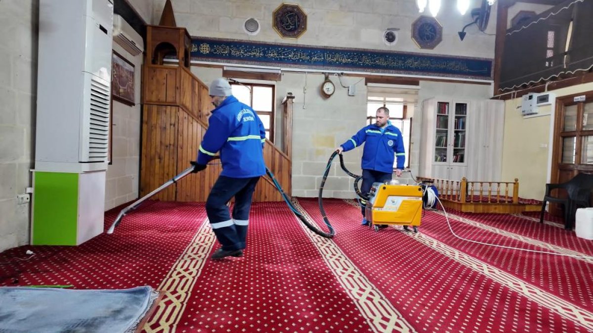 Akdeniz’de Bayram Öncesi Cami Temizliği
