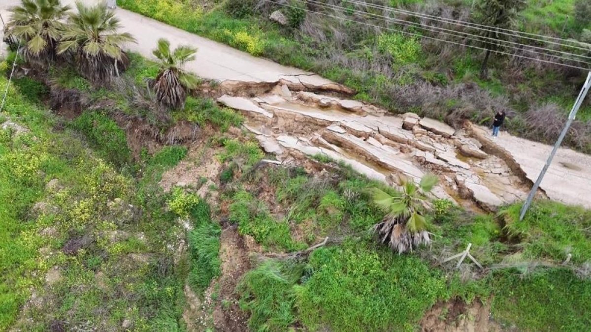 Adana’da Heyelan Yolu Çökertti