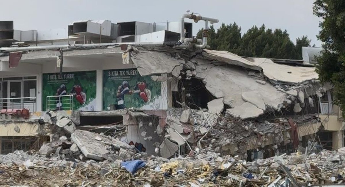 Mersin’de 30 Yıllık Spor Salonu Yıkılıyor