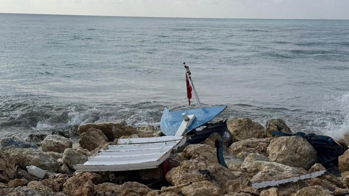 Antalya’da Kıyıya Yanaşan Tekne Kayalıklara Çarptı