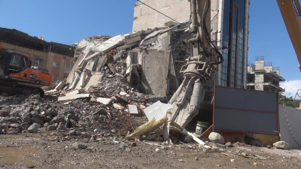 Hatay'da 7 Katlı Bina Kontrollü Yıkıldı