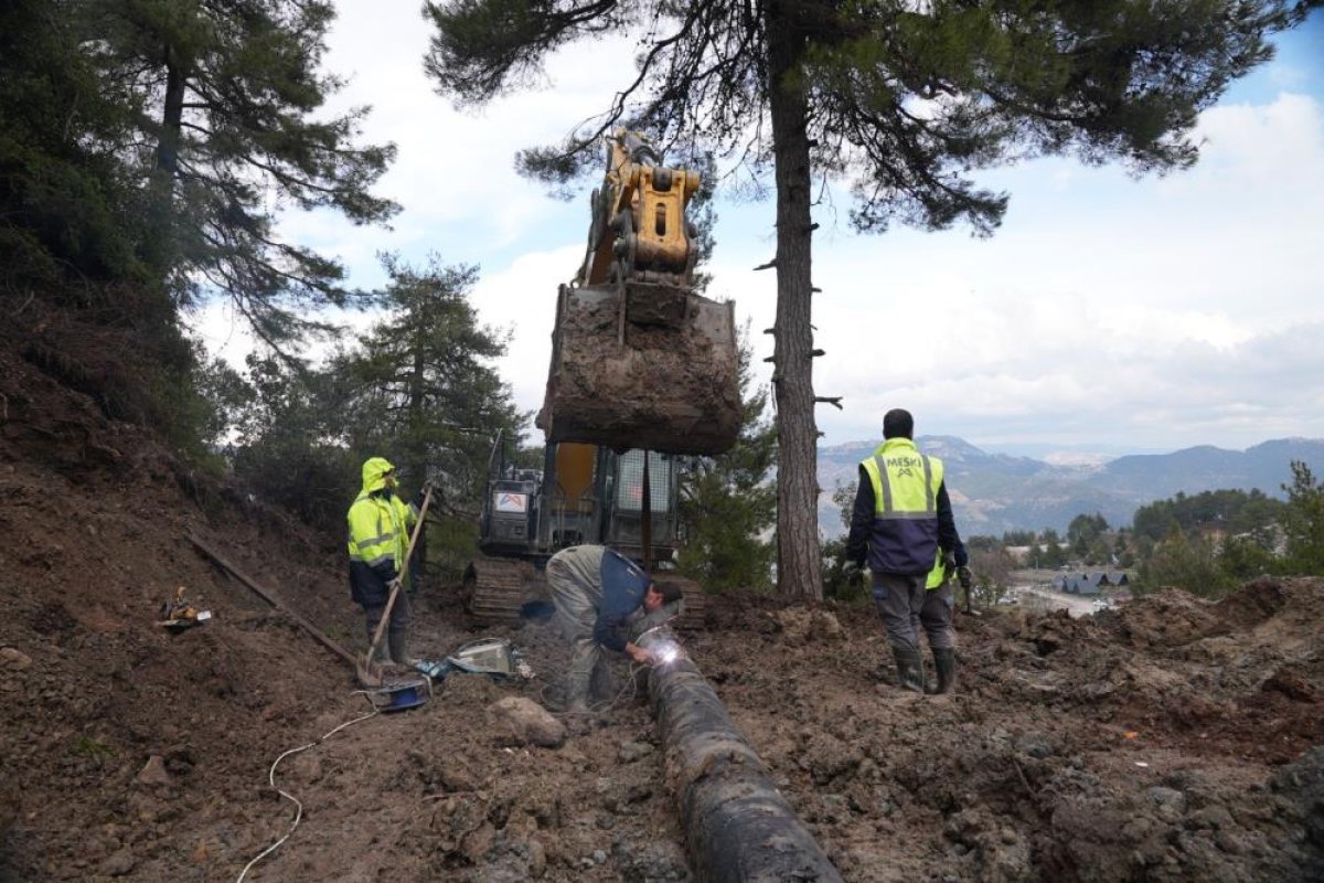 Mersin’de heyelan bölgesinde hasar gören içme suyu hattı onarıldı