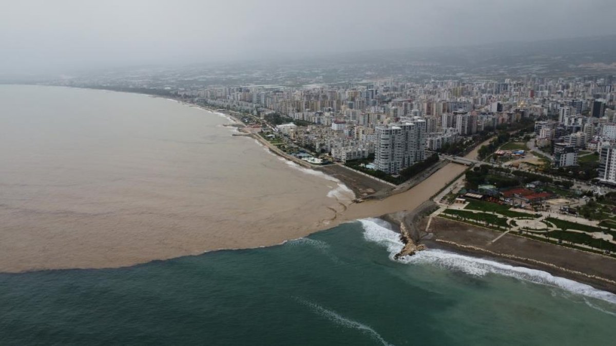 Yaylalardaki Sel Dereleri Coşturdu, Akdeniz'i Kahverengiye Bürüdü