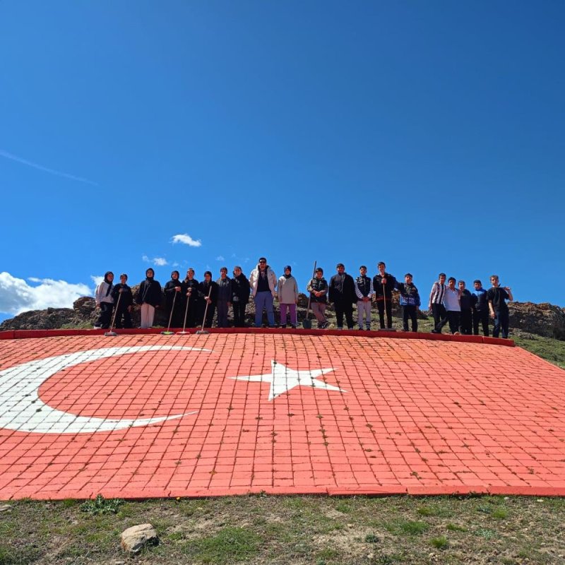 Seyitömer Ortaokulu Öğrencilerinden Anlamlı 23 Nisan Davranışı