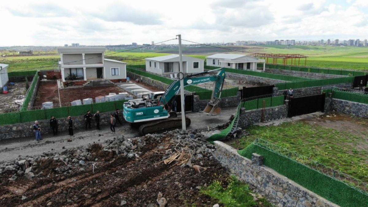 Diyarbakır'da Kaymakamlık Kaçak Yapıları Tek Tek Yıktı