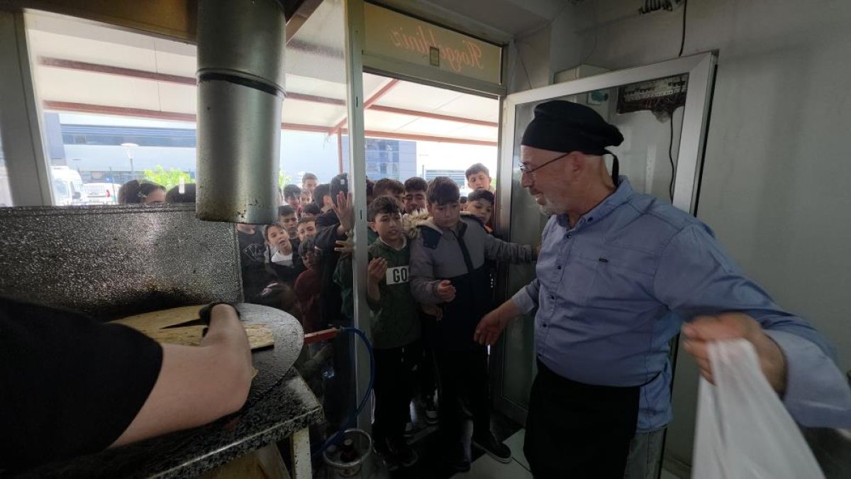 Çocuklara Moral Vermek İsteyen Esnaf, Depremzede Öğrencilere Ücretsiz Döner Dağıttı
