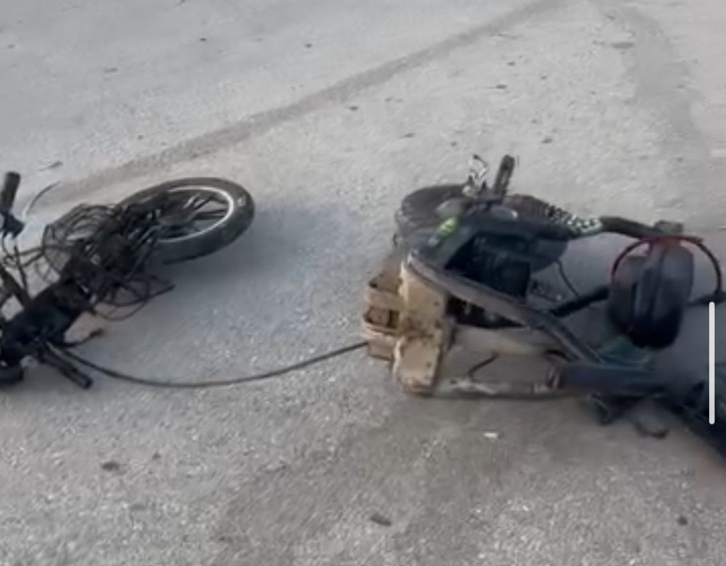 Otomobil Çarptı, Elektrikli Bisiklet İkiye Bölündü: Sürücü Havada Takla Attı