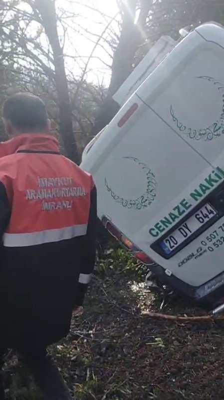 Cenaze Nakil Aracı Kaza Yaptı, Araçtaki 2 Kişi Yaralandı