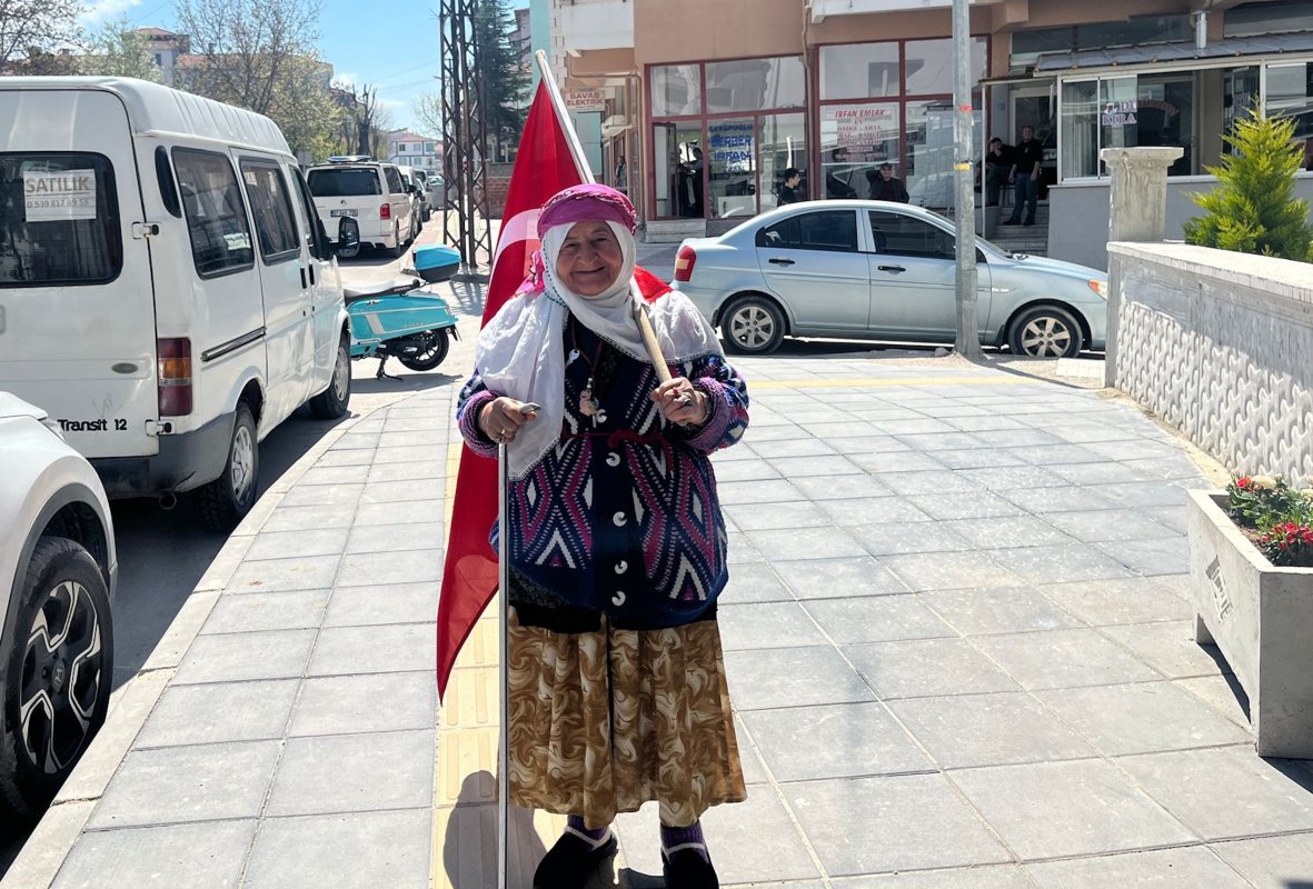 75 Yaşındaki Satı Teyzenin Bayrak Sevgisi