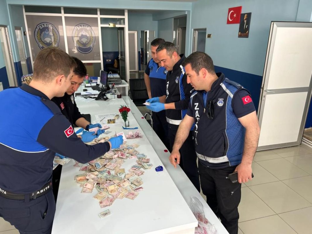 Dilencinin Üzerinden Çıkan Para Şaşırttı