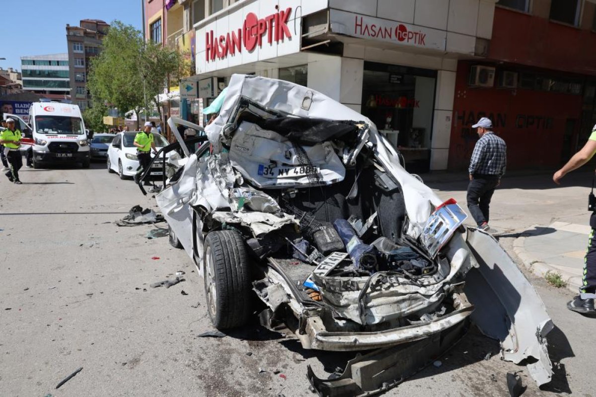 Freni Patlayan Kamyon Caddeyi Savaş Alanına Çevirdi: 10 Araç Zarar Gördü, 5 Yaralı