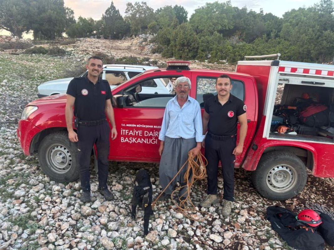 Mersin'de 70 Metrelik Mağarada Mahsur Kalan Oğlak Kurtarıldı