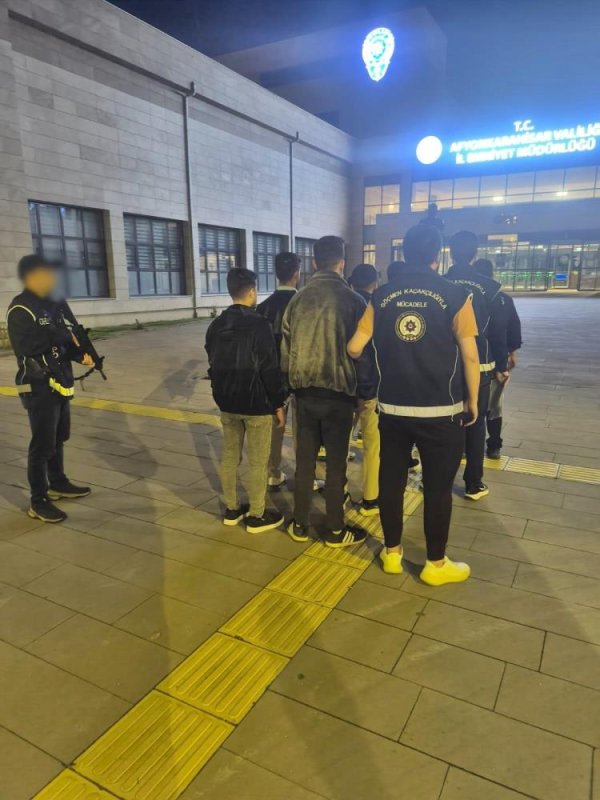 Afyonkarahisar’da Göçmen Kaçakçılığı Operasyonunda 8 Düzensiz Göçmen Yakalandı