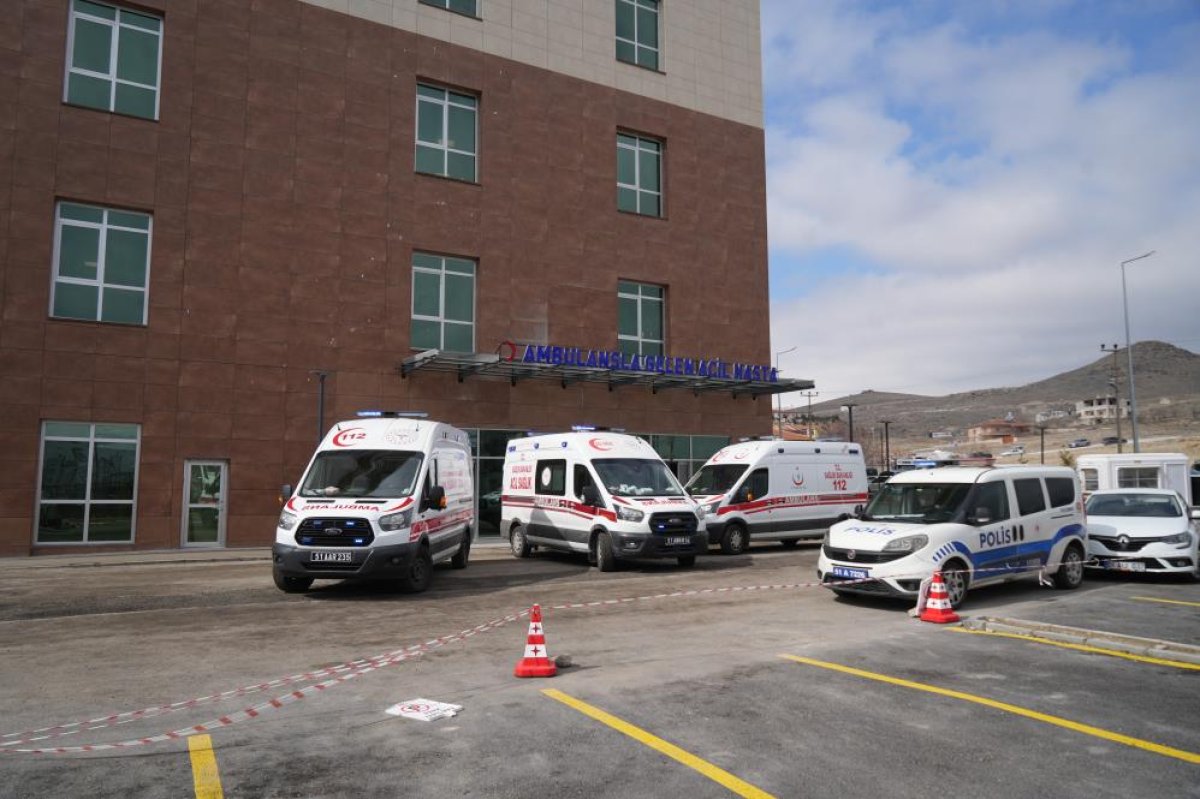 Niğde'de Araç Şarampole Devrildi: 5 Kişi Yaralı