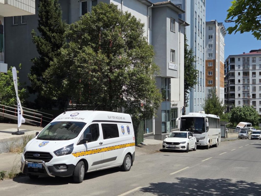 Samsun'da 11 Katlı Apartmanın 1'nci Katından Düşen Adam Yaralandı