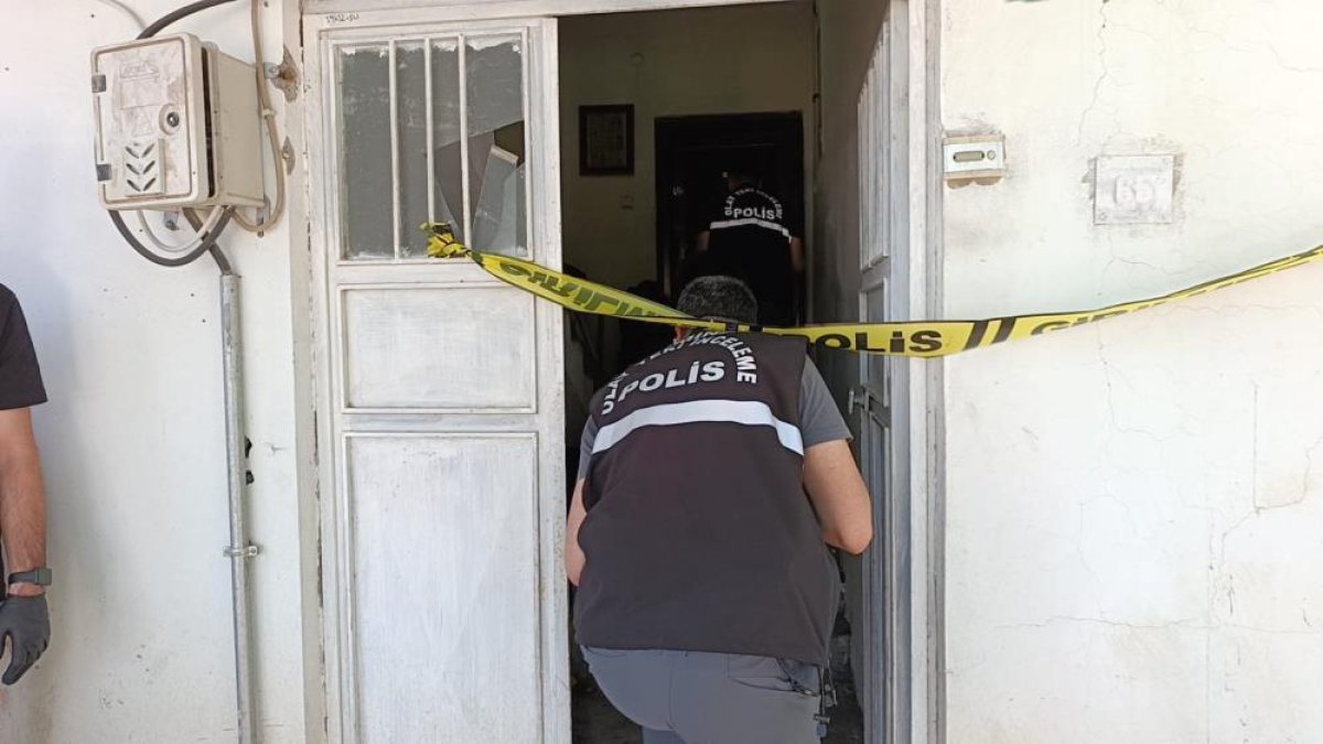 Polis Memuru Kaldığı Evde Ölü Bulundu