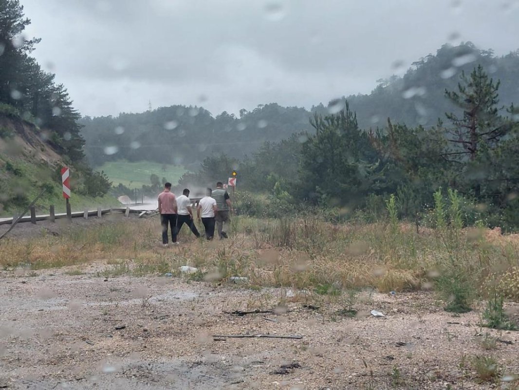 Bolu'da Virajı Alamayan Hafif Ticari Araç Yoldan Çıktı: 3 Yaralı