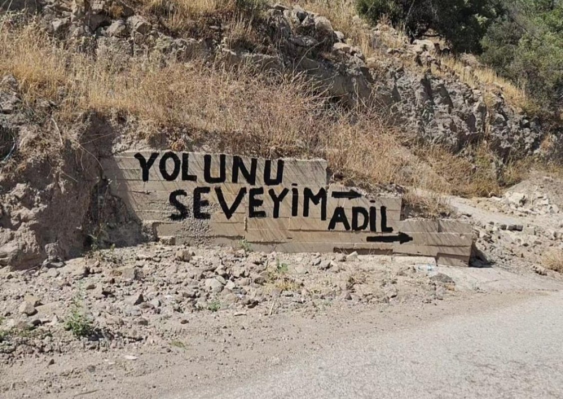 İzmir'de Bozuk Yol İsyan Ettirdi, Vatandaş Çileyi Duvarlara Yazdı