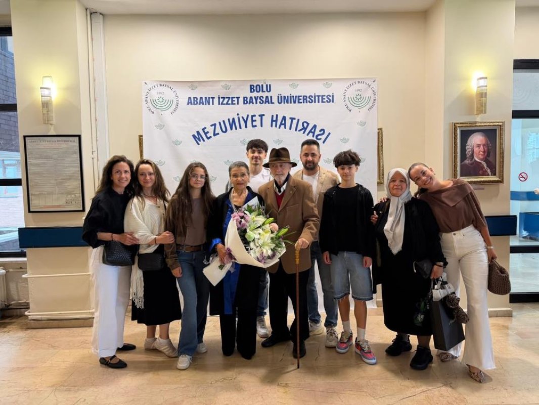 76 yaşında üniversiteden mezun oldu, azmiyle gençlere taş çıkarttı