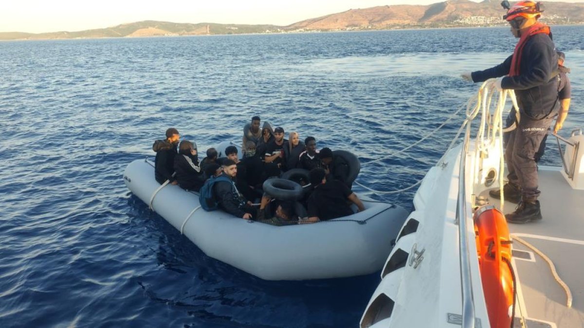 İzmir açıklarında göçmen operasyonu: 4'ü çocuk 65 düzensiz göçmen yakalandı