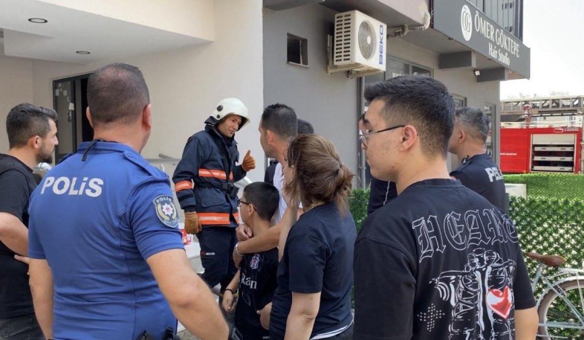 Mersin'de 10 katlı binada yangın: Sağlık ekipleri dumandan etkilenenlere müdahale etti