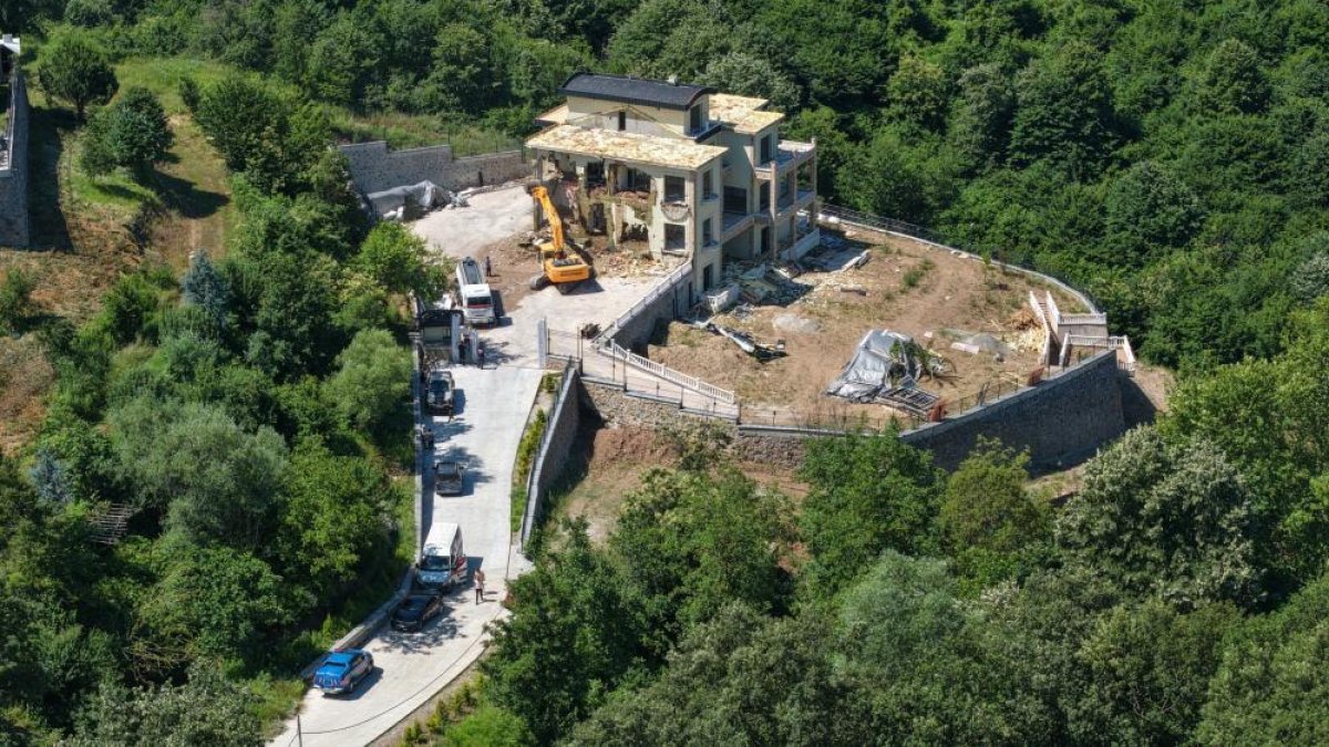 Başiskele'de Ormanlık Alana İnşa Edilen 3 Katlı Kaçak Yapı Yıkıldı