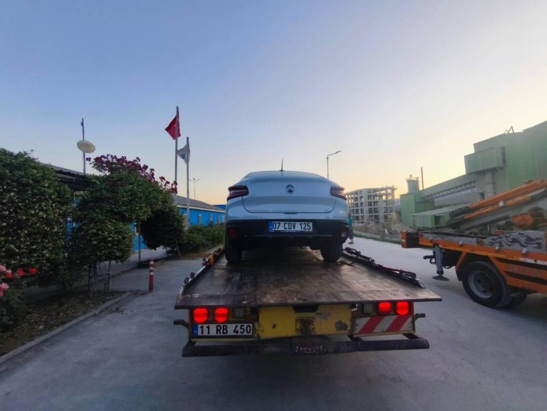 Babasının çalıştığı iş yerine aracı ile zorla girmek istedi