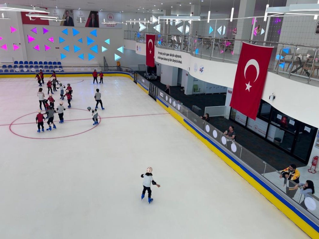 Van'da 30 derece sıcaklıkta buz pateni keyfi