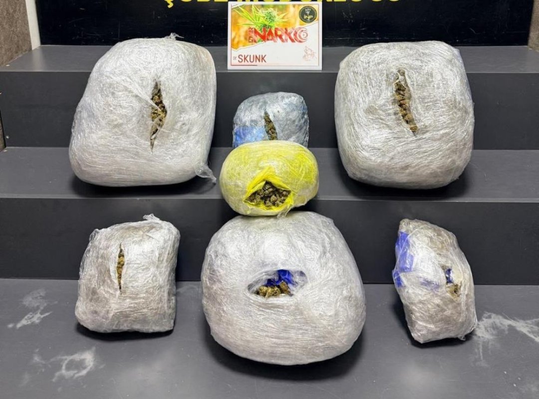 İzmir'de şüpheli araçtan 15 kilo zehir çıktı